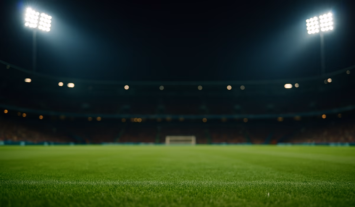 Estadio de fútbol bajo focos en Argentina